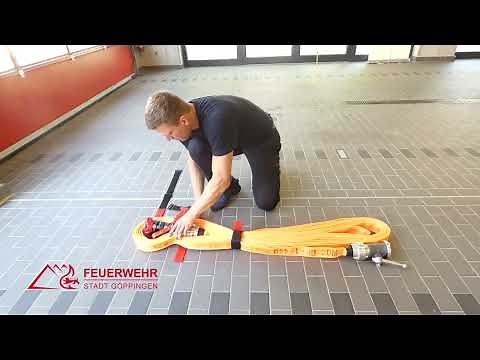 Schlauchpaket wickeln bei der Feuerwehr
