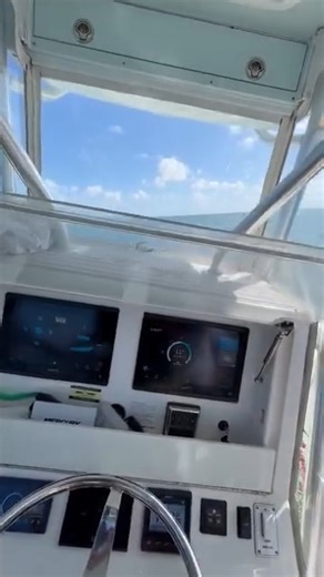 Say goodbye to the rock ’n’ roll and hello to steady seas! The Sea Vee Boats 290B with a Seakeeper 1 keeps you stable, so you can focus on fighting the fish while we handle the roll. | Seakeeper