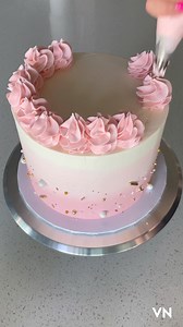 1.7M views · 10K reactions | Classic 1m swirl  #cakedecorating #cakedesign #cakevideo #caketrends #caketutorial #piping #buttercreamcake #buttercream #treatsbytay #dripcake #birthdaycake #birthdaycakeideas #cakesoffacebook #Cake #buttercreampiping #reelsviral #momlife #homebaker #working-mom #letsbake #cake #cakereel | Treats by Tay | Facebook