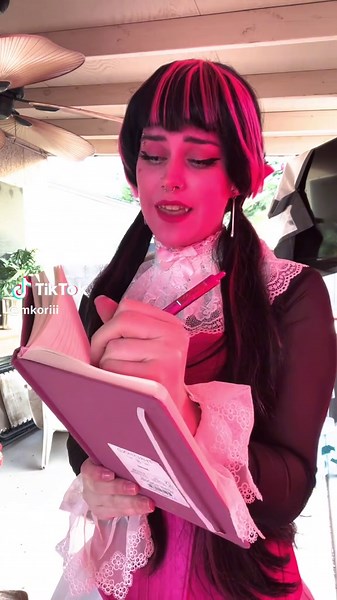 dear diary 😔 happy birthday to my fav monster high girl 🩷🖤 #cosplay #cosplaygirl #draculaura #draculauracosplay #monsterhigh #draculaurasbirthday #cosplaytiktok #cosplaymakeup