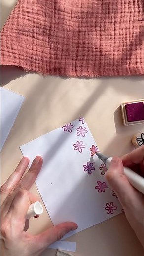 Decorar un álbum de recortes con colores es muy sencillo con este sello margarita para colorear