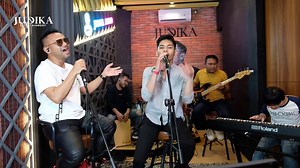Kali ini Judika Studio kedatangan salah satu pemeran dalam Video Klip 'Hilang Tapi Ada' yaitu @dnandaanugerah . Menurut kalian gimana Setengah Mati Merindu versi kami berdua? . Buat yang mau nonton, langsung ke channel Judika Entertainment yaa..! https://youtu.be/7PCeAUB9gj4 . . #judika #judikastudio #setengahmatimerindu | Judika Sihotang