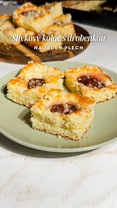 Domáci slivkový koláč s drobenkou 🥧 Prinášam vám nový recept zo série - koláče na jeden plech. Ide o sériu jednoduchých a rýchlych receptov, väčšinou takých, ktoré stačí vyliať na plech. ❤️ Ak hľadáte koláč, ktorý nielen výborné chutí, no stačí ho zarobiť v jednej miske zo základných surovín, tak tento je ten pravý! Sladký slivkový koláč s chrumkavou drobenkou, ktorý sa meria hrnčekom. 🤫 Meriame približne 200 ml hrnčekom. Postup prípravy: Do veľkej misky pridáme 2 hrnčeky (360 g) polohrubej mú
