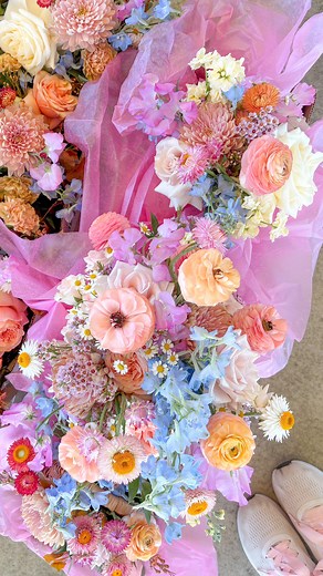 Randee Gagnon on Instagram: "our bride wanted a freeform cottage garden bouquet with lots of texture + movement✨✨ the color palette was was garden party with pale pink, peach, butter yellow, taupe, blush, + blue🦋 RECIPE: sweet escimo roses pink sweet peas linette disbuds kahala garden roses peach ranunculus yellow stock candlelight roses blue delphinium chamomile lavender waxflower strawflower"