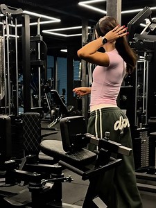 LUCY WINNING | PT & ONLINE COACH on Instagram: "4 exercise glute workout 🎀💅 keep it simple but effective!!! - glute abduction - barbell hip thrusts - barbell RDLS - cable step ups wearing @dfyne.official you already know🤝🏽 dc ‘lucy’"
