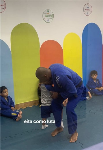 primeira aula de judô do Lipe, com dois anos 🥹