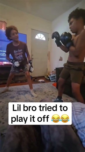 He couldn’t hide it 😅 (via clarkebrothers_boxing/IG)
