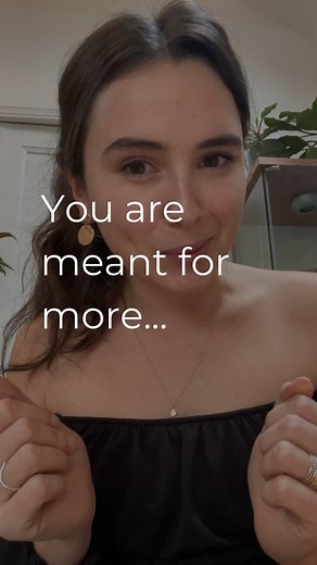 Melinde Huez | Confidence Coach on Instagram: "Be honest with me here👇 🔮 𝘋𝘔 𝘮𝘦 ''𝘛𝘙𝘈𝘕𝘚𝘍𝘖𝘙𝘔'' 𝘵𝘰 𝘸𝘰𝘳𝘬 𝘸𝘪𝘵𝘩 𝘮𝘦 If you were to look past all the fears, doubts and insecurities: where does your gut feeling want to guide you? 🤍 I am talking about this little whisper from within, pushing you towards a dream, a passion or an opportunity. Tap into this whisper and start listening to it, taking small steps with its guidance. I know you can achieve the things you are being pull
