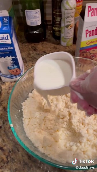 Let’s make some cheesy Colombian Pandebonos 😋 #fyp #parati #cooking #recipes #yummy #food