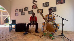 Discover the Soul of the Donso Ngoni Born in 1989 in Bamako, Mali, Nfaly Diakité carries the legacy of the Donso, the Bambara animist hunter brotherhood. Named after his grandfather, a respected donso chief, Nfaly grew up alongside the renowned musician Yoro Sidibé, who became his first teacher on the donso ngoni, an eight-stringed harp made of antelope skin. After leaving school to dedicate himself fully to his art, he continued his training with Diakaria Diakité and Oumar Sidibé, masters from 