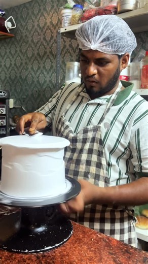 Creamy cake Py on Instagram: "Last minute-la cake kekuradhu kashtam nu yaar sonna? 😌🎂 Birthday function-ku 6 KG cake, time romba kammi… Aana creamy Cake-ku adhu oru challenge illa 💪🔥 #HomeBaker #LastMinuteCake #BirthdayCake #CustomCakes #FreshlyBaked CakeLovers HomeBaking CustomerHappiness"