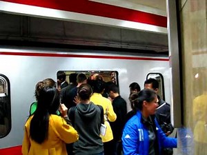 Beijing subway rush hour - crowded train (28.10.2011)