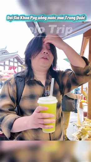 Khoa Pug Uống Nước Mía Trung Quốc