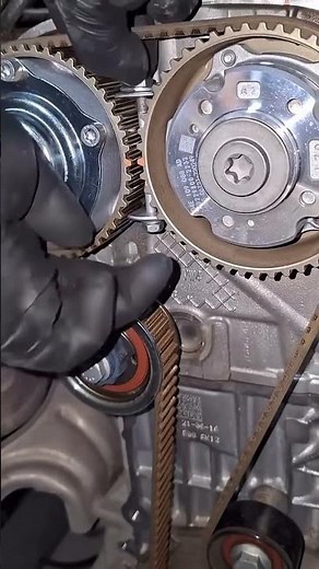 Trick To Lock The Camshaft | Simple Mechanic Hack 🔧 #trending #automobile#mechanic #camshaft #tiktok