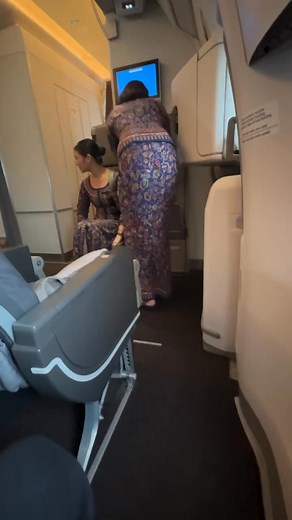 Let the "who can get out first, even though we can't move cos we have to wait" chaos begin 🤣 #reelstrending2025 #reels2025 #reelsviralシ #reeels #viralspot #windowview #reelsviralamerica #reelsforpublic #fypシ゚viralシfypシ゚ #fbreelsfypシ゚viralシ #reelschallenge #realpage #explorepage #unitedairlines | Aviasian passion