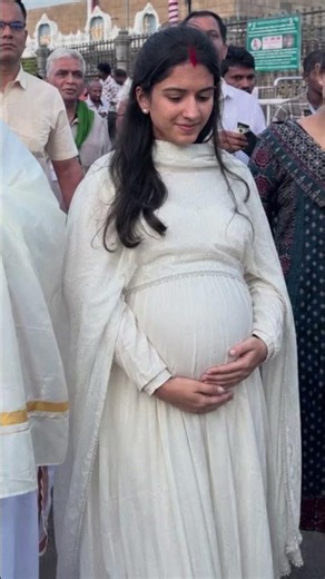 Pregnant Radhika Merchant Seeks Blessings At Temple With Husband 😍🙏🤰