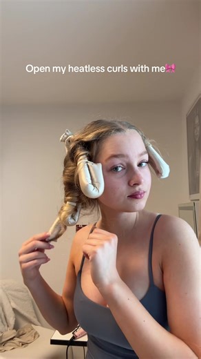 Anzeige|| Heatless curler von @CURLA🎀 Mit meinem Code EVIA10 könnt ihr 10% sparen!🤍 Macht richtig schöne gleichmäßige Locken und durch die Seide macht er die Haare richtig weich😍😍 #creatorsearchinsights #heatlesscurls #hairtutorial #overnightcurls #hairstyling