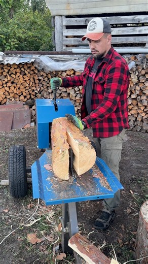 TIREX log splitter handles small logs with ease! 💪🪵