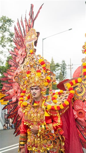 ASTON inn Batu on Instagram: "Colors come alive in the heart of Batu! Experience the Batu Art Flower Festival — where art, creativity, and nature bloom together in a stunning parade of flowers. Let’s celebrate the beauty of Batu, East Java’s city of flowers! #batuartflowercarnival2025 #WonderfulBatu #EastJavaEvent #FestivalBungaBatu #ExploreBatu #ColorfulJourney #TrustedHotels"