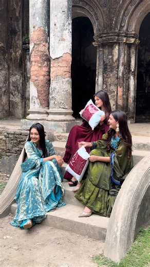 কে কোনটা পড়বে ড্রেস নিয়ে টানাটানি লেগে গেছে !!! এবং আপনারাও দেখুন কে কোনটা পড়ে 😍🫶🏼#ree_new #eid #reels #like