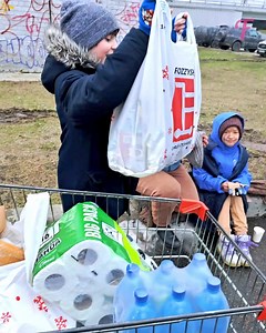 Un joven utiliza el reto de las compras para difundir bondad y alegría | Fabiosa: Hazlo más fácil