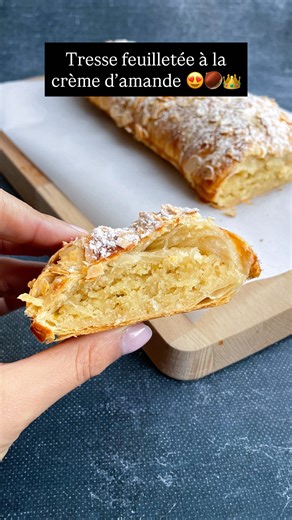 Herma (@hs.recettes) on Instagram: "Tresse feuilletée à la crème d’amande 👑😍 Une recette parfaite pour remplacer la galette des rois traditionnelle pour l’épiphanie, j’en suis trop faaaan 🤤 💾 N’oublie pas d’enregistrer la recette pour la refaire plus tard 😋 J’ai utilisé : 🫓 1 pâte feuilletée pur beurre 🌰 125g de poudre d’amande 🧈 50g de beurre mou (demi-sel ici) 🍯 70g de sucre 🍳 2 œufs (dont 1 jaune pour la dorure) 🌰 1 CC d’arôme d’amande amère 🧂 1 pincée de sel (si beurre doux) + am