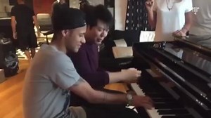Neymar Jr toca piano com Lang Lang - parte 2