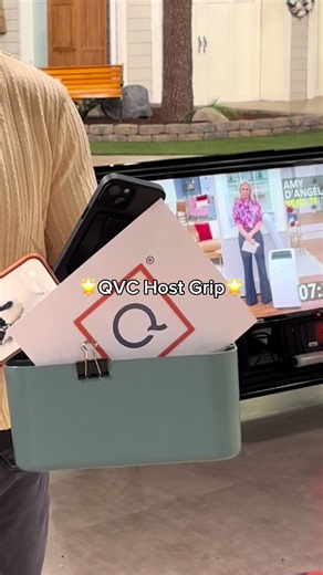 A QVC Host’s version of the “girl grip” 🎥✨ @Justin Sochovka