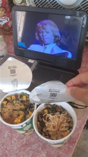 2026年3月18日星期三中午 （ 出前一丁牌的 ： 豬骨濃湯味之杯裝的即食麵 ） 。 購於 （ 百佳 ） 連鎖式的 （ 超級市場 ） 裏面 。