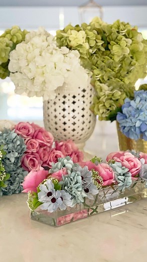 How to create an floral centrepiece using these acrylic flower boxes 💐. It’s super easy and affordable. These acrylic floral vases are perfect for any special occasion like a wedding, dinner party or engagement. You can use real flowers or faux to create your floral centrepiece 🥰. I wanted to show you how easy and quick it was for me to create this arrangement. I purchased three flower boxes as I will be using them for my sister’s wedding day 🤍. I will simply place the the three flower boxes 