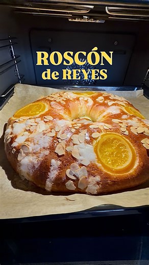 Mi primer ROSCÓN DE REYES 👑 y ha sido un ÉXITO!!! Queda esponjoso, riquísimo y perfecto! Tienes que hacerlo! Con estas cantidades, salen 2 ROSCONES: - 125gr agua - 40gr Zumo de naranja - 50gr Esencia de azahar - 100gr huevo batido (unos 2 huevos, bate y pesa) - 90gr azúcar - Ralladura de 1 limón y de 1 naranja - 25gr levadura fresca (no sirve otra. La tienes en el super en nevera) - 500gr harina de fuerza. SÚPER IMPORTANTE que sea de 13-15 gr de proteína (léelo en el paquete) - 10 gr sal - 100g