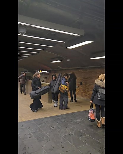 📹🎙️Alors qu’une campagne promotionnelle bat son plein dans une dizaine de stations de métro à Montréal, les trombonistes Yosra Zaazaa, Arnaud Milette, Marc-Antoine Searles et Éli Turmel ont squatté la station Mont-Royal pour y interpréter Achieved is the glorious work de la Création de Haydn, près du panneau publicitaire, sous l’œil amusé des curieux de passage ! 👉Ce samedi 22 novembre, de 10h à 14h, c’est Portes ouvertes au Conservatoire! Venez rencontrer des professeur.e.s, visiter le Conse