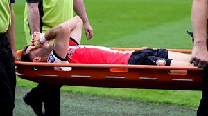 Santiago Giménez sale lesionado y hace saltar alarmas en Feyenoord junto a Selección Mexicana
