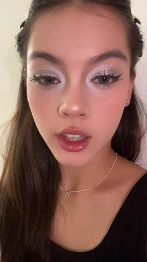 Sparkle and Shine: Glitter Makeup Tutorial for a Stunning Look!