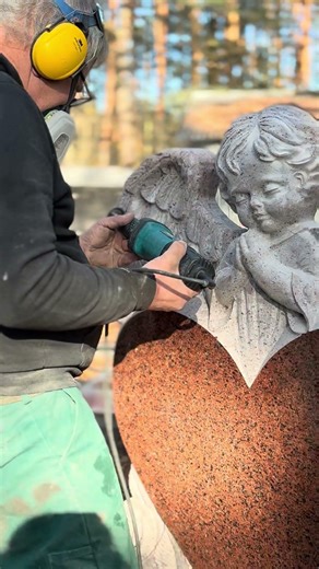 Wie entsteht ein Granit-Engel? Unser Bildhauer zeigt alles