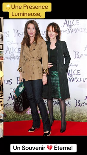 C o l e t t e 🌺Gardinscen mémoire ka joue, bonne humeur et sourire lumineux de Nathalie Baye…Elle rayonnait en présence de sa fille Laura 🙏#deces #actrice #cinematok #hommage #nathaliebaye🌹