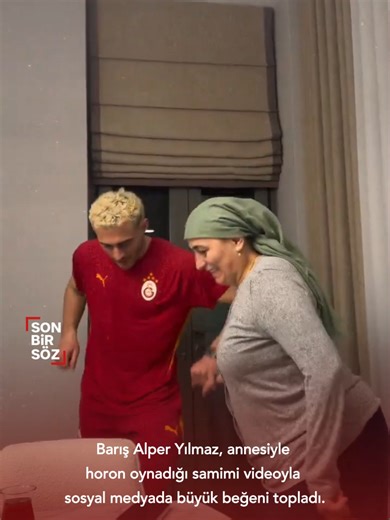 Galatasaray’ın ve Milli Takım’ın parlayan yıldızı Barış Alper Yılmaz, bu kez yeşil sahalardaki hızıyla değil, memleketi Rize’nin ruhunu yansıtan horon performansıyla alkış topladı. Sahadaki hırslı ve güçlü oyun tarzıyla tanınan yıldız futbolcu, annesi Emine Yılmaz ile karşılıklı oynadığı horon videosuyla sosyal medyayı salladı. Mutfaktan Salona Karadeniz Rüzgarı Kariyerine memleketi Rize’de başlayan ve Galatasaray’da 53 numaralı formayı terleterek köklerine olan bağlılığını her fırsatta dile get