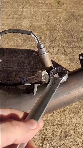 Short track remove an oxygen Sensor in Seconds!#O2Sensor #OxygenSensor #CarRepair #AutoRepair