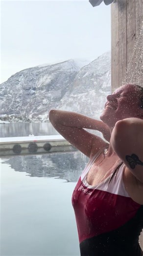 Welcome to @FjordSauna - Floating Sauna 🧖‍♀️ The most beautiful and luxurious Norwegian sauna experience I’ve had so far 😍 One of my favorite features is this outside shower after a refreshing dip in the fjord😌 📍Aurland, Norway 🇳🇴 #sauna #isbad #norge #floatingsauna #americaninnorway