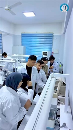 جامعة الإسراء، تتحول المعرفة إلى تجربة حيّة، حيث يلتقي العلم بالحماس، ويعمل الطلبة بروح الفريق وسط أجواء دراسية مليئة بالحيوية والتفاؤل. وجوه مبتسمة، نقاشات علمية، وتطبيق عملي يعكس شغف الطلبة بالتعلّم، في بيئة جامعية داعمة توفّر أحدث الأجهزة وإشرافًا أكاديميًا يزرع الثقة ويحفّز الإبداع. هنا، لا تقتصر الدراسة على الكتب فقط، بل تُصنع التجربة، ويُبنى المستقبل خطوة بخطوة داخل مختبرات جامعة الإسراء | جامعة الاسراء - Al-Esraa University