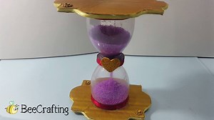5.4K views · 42 reactions | Mira cómo pasa el tiempo con este reloj de arena⏳ Paso a paso  https://goo.gl/j5xwKJ Y ya está casi listo el video para la nochebuena 珞 Sígueme para más videos todas las semanas: FACEBOOK Bee Crafting YOUTUBE www.youtube.com/c/beecrafting | Manualidades BeeCrafting | Facebook