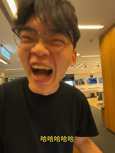 林宏真的敢！兩個鄉巴佬第一次看到摺疊機手機