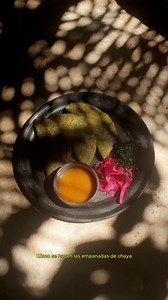Doña Gina nos comparte cómo preparar las empanadas de chaya rellenas de queso de bola. | Kinich Izamal