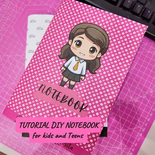TUTORIAL DIY NOTEBOOK. FREE TEMPLATES AND MOCKUPS ,EDITABLE IN CANVA.. #cutenotebook #printing #xeliwonder #teensnotebook #kidsnotebook #compositionnotebook #freecanvatemplates #freemockups | Xeli Wonder