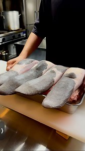 『ホルモン コウ』 2023年超絶人気となった荻窪の和牛焼肉店！安くて旨くて最高すぎ。 タンやハラミなどの内臓は田島健治商店より最高峰の内臓を仕入れています。 味付けは割とジャンクで濃いめなので白米とよく合います！田島健次商店より仕入れる和牛のタン、ハラミ、テール、レバーなどの内臓類がどれもうますぎ🥺 📍東京都杉並区上荻1-8-8 2F ─── ・─── ・─── ・─── ・ "Koh" Yakiniku restaurant opened in Ogikubo in August 2022! A restaurant where you can taste wonderful quality offal, mainly tongue and halami! The seasoning is rather junky and strong, so it goes well with white rice, while the offal is of great meat quality and symbolizes the current trend in yakiniku re
