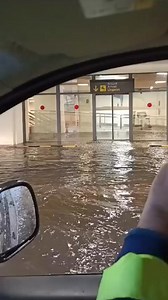 Así se encuentra en estos momentos el acceso a la Terminal de Llegadas del Aeropuerto Málaga #Tormenta #Torrencial #lluvia #Málaga #Malaga #AlertaRoja #Dana | Marroquíes con Éxito