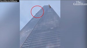 Momentul în care un bărbat s-a căţărat pe una dintre cele mai înalte clădiri din Europa, ce măsoară 310 metri