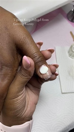 Avoid over-dipping your brush or wooden stick into the liquid ✨Use only a small amount of liquid at a time ✨Too much liquid can make the polygel runny ✨Lightly moisten the tool—do not soak it ✨Proper liquid control helps maintain polygel’s consistency ✨ If the weather is hot, apply polygel one finger at a time to prevent it from softening too quickly #polygeltutorial #polygel #polygelnails #fyp #greenscreen