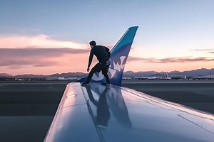 Man removes shoes, climbs onto airplane wing at Las Vegas airport (video)