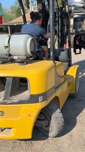 Unloading my 26ft box truck with a forklift. Pallet jack will not work for this. #boxtruck